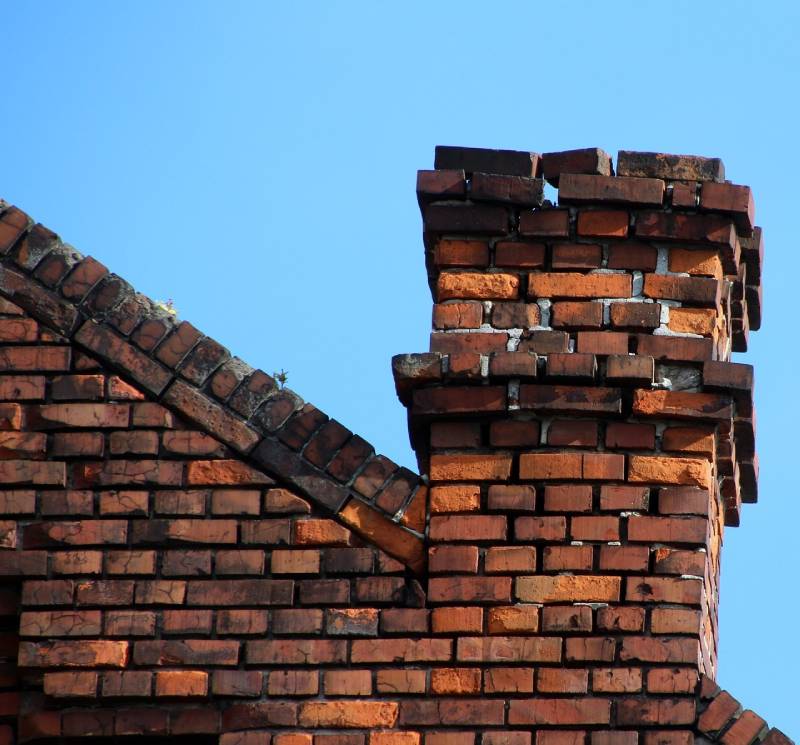 Signs Your Highland Beach Home Needs a Chimney Inspection Damaged chimney on an Highland Beach home showing cracks and missing mortar